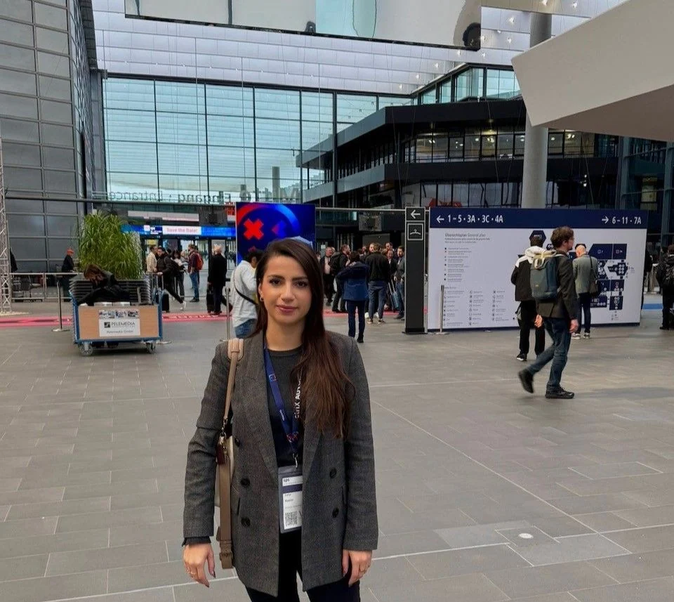 Sahar Kasim beim Besuch einer Fachmesse in einer Messehalle