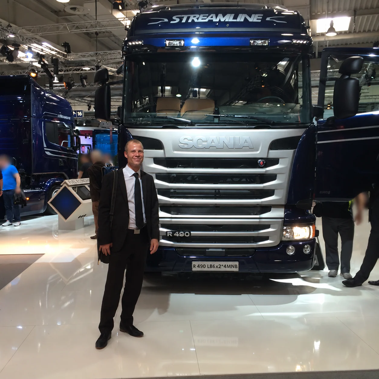 Björn Schallenberg vor einem ausgestellten Scania-LKW