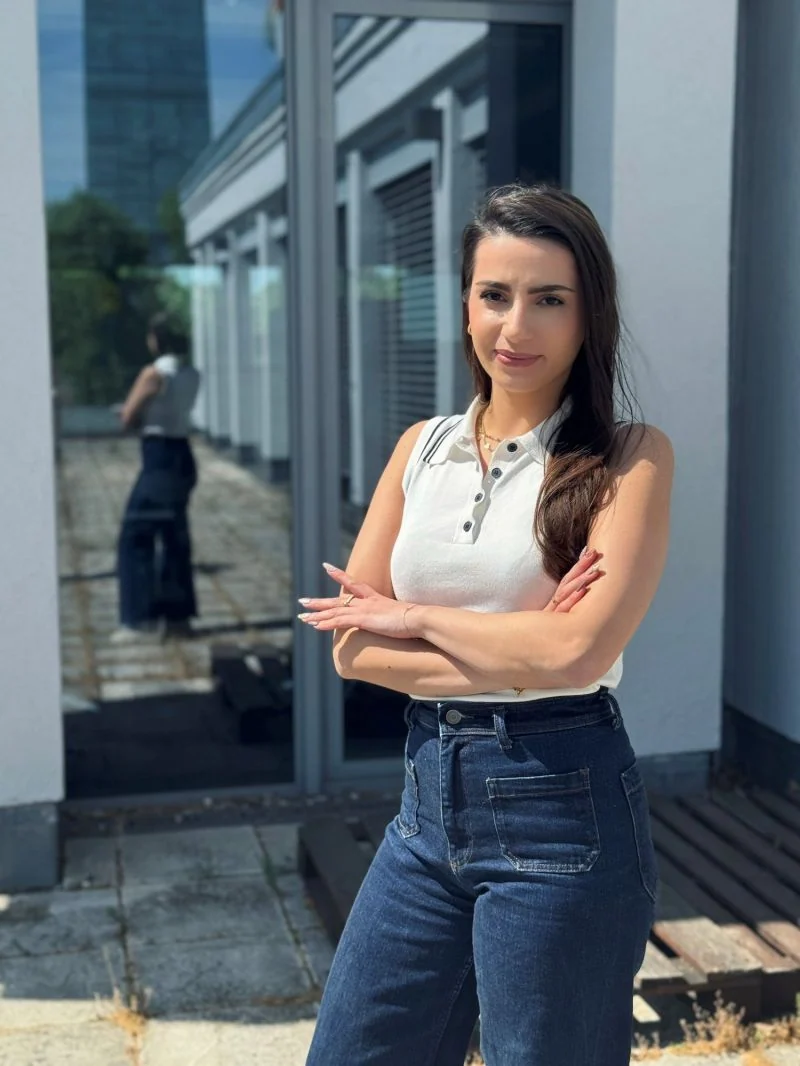 Sahar Kasim auf einer Terrasse