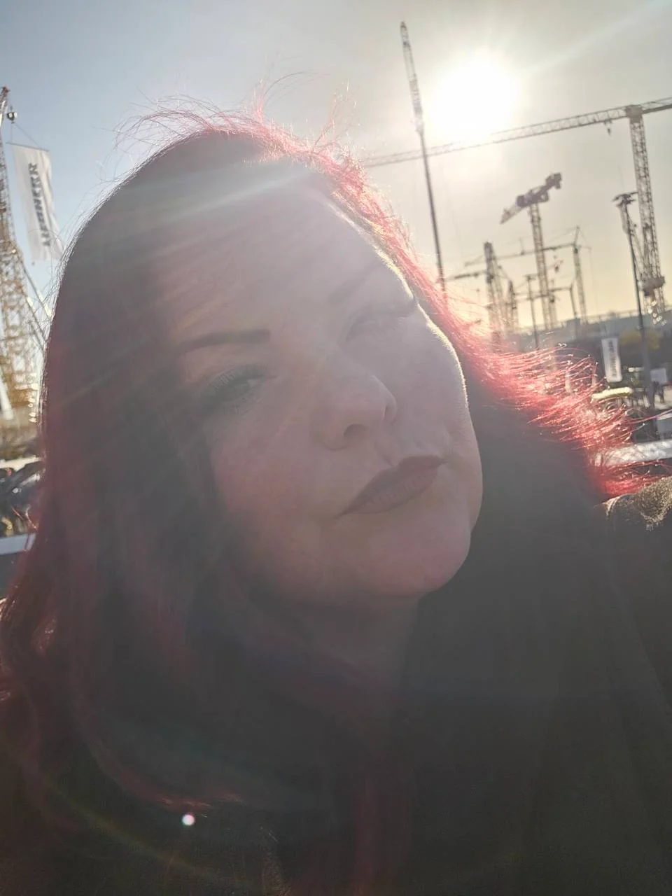Vivien Poswiat auf dem Außengelände der bauma 2025