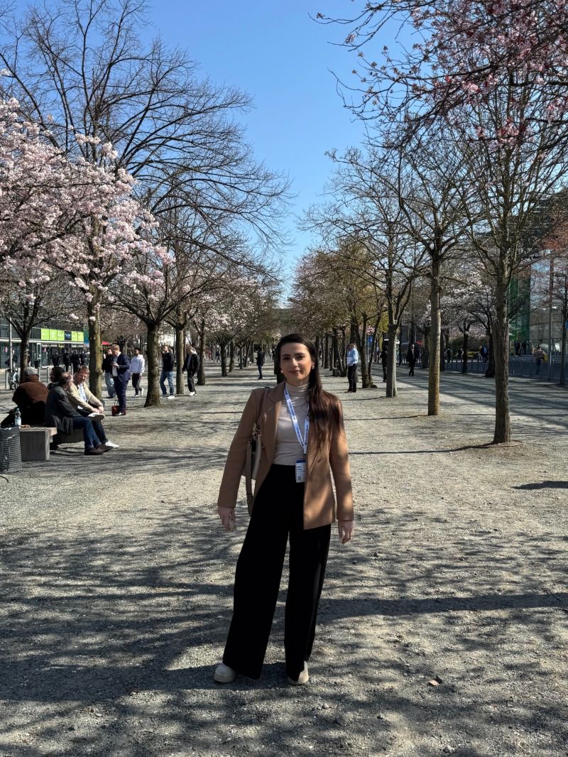 Sahar Kasim auf einem Messegelände im Freien