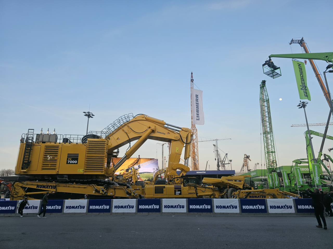 Baumaschinen und Umschlagmaschinen auf dem Außengelände der bauma 2025